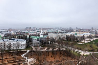 Bulutlu bir sonbahar gününde Nizhny Novgorod 'un tarihi merkezinin panoramik görüntüsü 