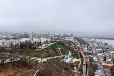 Bulutlu bir sonbahar gününde Nizhny Novgorod 'un tarihi merkezinin panoramik görüntüsü 