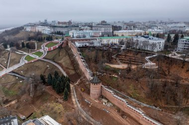 Bulutlu bir sonbahar gününde Nizhny Novgorod 'un tarihi merkezinin panoramik görüntüsü 