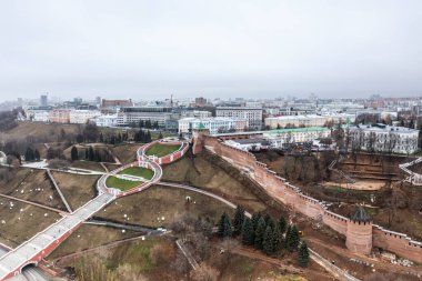 Bulutlu bir sonbahar gününde Nizhny Novgorod 'un tarihi merkezinin panoramik görüntüsü 