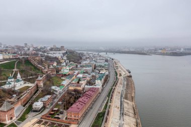 Bulutlu bir sonbahar gününde Nizhny Novgorod 'un tarihi merkezinin panoramik görüntüsü 