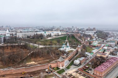 Bulutlu bir sonbahar gününde Nizhny Novgorod 'un tarihi merkezinin panoramik görüntüsü 