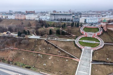 Bulutlu bir sonbahar gününde Nizhny Novgorod 'un tarihi merkezinin panoramik görüntüsü 