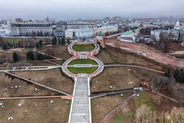 Bulutlu bir sonbahar gününde Nizhny Novgorod 'un tarihi merkezinin panoramik görüntüsü 