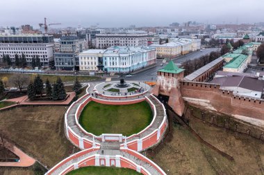 Bulutlu bir sonbahar gününde Nizhny Novgorod 'un tarihi merkezinin panoramik görüntüsü 