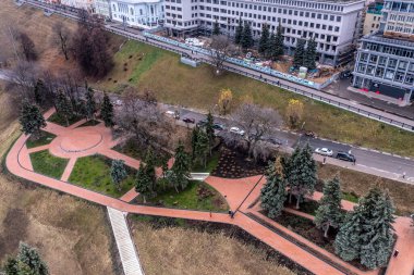 Bulutlu bir sonbahar gününde Nizhny Novgorod 'un tarihi merkezinin panoramik görüntüsü 