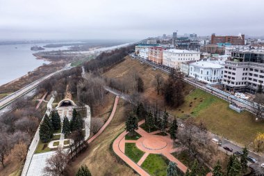 Bulutlu bir sonbahar gününde Nizhny Novgorod 'un tarihi merkezinin panoramik görüntüsü 