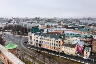 Bulutlu bir sonbahar gününde Nizhny Novgorod 'un tarihi merkezinin panoramik görüntüsü 