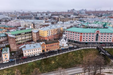 Bulutlu bir sonbahar gününde Nizhny Novgorod 'un tarihi merkezinin panoramik görüntüsü 