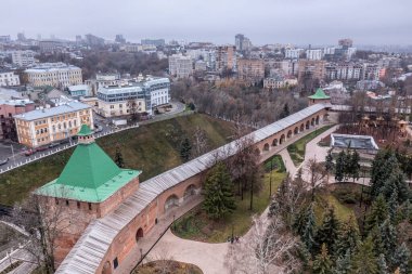 Bulutlu bir sonbahar gününde Nizhny Novgorod 'un tarihi merkezinin panoramik görüntüsü 