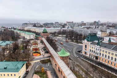 Bulutlu bir sonbahar gününde Nizhny Novgorod 'un tarihi merkezinin panoramik görüntüsü 