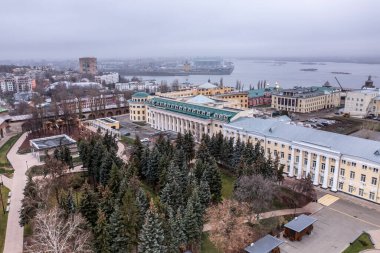 Bulutlu bir sonbahar gününde Nizhny Novgorod 'un tarihi merkezinin panoramik görüntüsü 