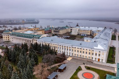Bulutlu bir sonbahar gününde Nizhny Novgorod 'un tarihi merkezinin panoramik görüntüsü 
