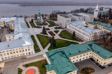 Bulutlu bir sonbahar gününde Nizhny Novgorod 'un tarihi merkezinin panoramik görüntüsü 