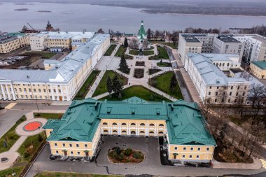 Bulutlu bir sonbahar gününde Nizhny Novgorod 'un tarihi merkezinin panoramik görüntüsü 
