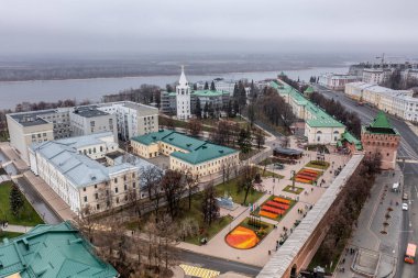 Bulutlu bir sonbahar gününde Nizhny Novgorod 'un tarihi merkezinin panoramik görüntüsü 