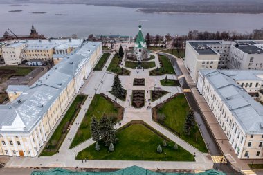 Bulutlu bir sonbahar gününde Nizhny Novgorod 'un tarihi merkezinin panoramik görüntüsü 