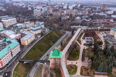 Bulutlu bir sonbahar gününde Nizhny Novgorod 'un tarihi merkezinin panoramik görüntüsü 