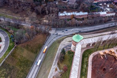 Bulutlu bir sonbahar gününde Nizhny Novgorod 'un tarihi merkezinin panoramik görüntüsü 