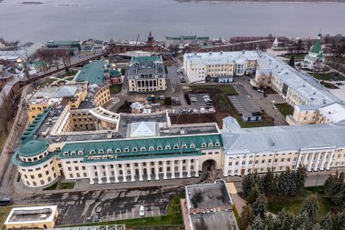 Bulutlu bir sonbahar gününde Nizhny Novgorod 'un tarihi merkezinin panoramik görüntüsü 