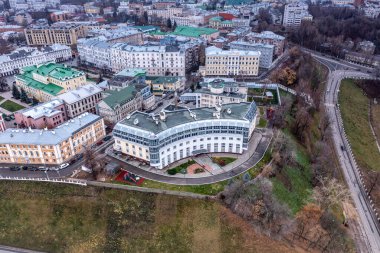 Bulutlu bir sonbahar gününde Nizhny Novgorod 'un tarihi merkezinin panoramik görüntüsü 