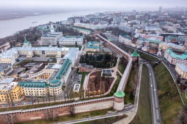 Bulutlu bir sonbahar gününde Nizhny Novgorod 'un tarihi merkezinin panoramik görüntüsü 