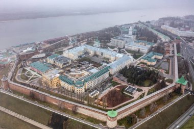 Bulutlu bir sonbahar gününde Nizhny Novgorod 'un tarihi merkezinin panoramik görüntüsü 