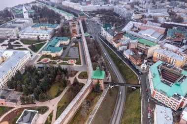 Bulutlu bir sonbahar gününde Nizhny Novgorod 'un tarihi merkezinin panoramik görüntüsü 