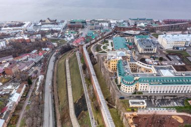 Bulutlu bir sonbahar gününde Nizhny Novgorod 'un tarihi merkezinin panoramik görüntüsü 