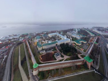 Bulutlu bir sonbahar gününde Nizhny Novgorod 'un tarihi merkezinin panoramik görüntüsü 
