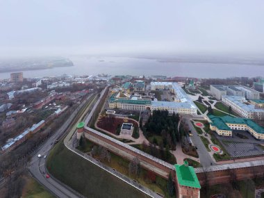 Bulutlu bir sonbahar gününde Nizhny Novgorod 'un tarihi merkezinin panoramik görüntüsü 