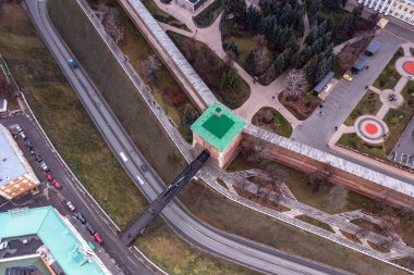 Bulutlu bir sonbahar gününde Nizhny Novgorod 'un tarihi merkezinin panoramik görüntüsü 