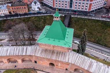 Bulutlu bir sonbahar gününde Nizhny Novgorod 'un tarihi merkezinin panoramik görüntüsü 