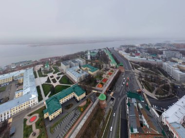 Bulutlu bir sonbahar gününde Nizhny Novgorod 'un tarihi merkezinin panoramik görüntüsü 