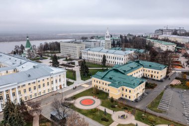 Bulutlu bir sonbahar gününde Nizhny Novgorod 'un tarihi merkezinin panoramik görüntüsü 