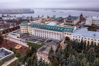 Bulutlu bir sonbahar gününde Nizhny Novgorod 'un tarihi merkezinin panoramik görüntüsü 