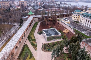 Bulutlu bir sonbahar gününde Nizhny Novgorod 'un tarihi merkezinin panoramik görüntüsü 