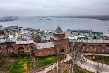 Bulutlu bir sonbahar gününde Nizhny Novgorod 'un tarihi merkezinin panoramik görüntüsü 