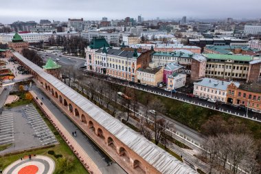Bulutlu bir sonbahar gününde Nizhny Novgorod 'un tarihi merkezinin panoramik görüntüsü 