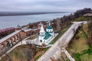 Bulutlu bir sonbahar gününde Nizhny Novgorod 'un tarihi merkezinin panoramik görüntüsü 