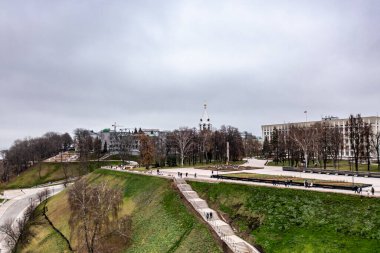Bulutlu bir sonbahar gününde Nizhny Novgorod 'un tarihi merkezinin panoramik görüntüsü 