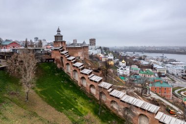 Bulutlu bir sonbahar gününde Nizhny Novgorod 'un tarihi merkezinin panoramik görüntüsü 