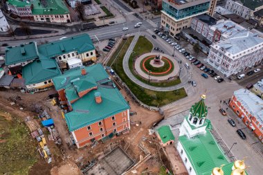 Bulutlu bir sonbahar gününde Nizhny Novgorod 'un tarihi merkezinin panoramik görüntüsü 