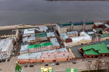 Bulutlu bir sonbahar gününde Nizhny Novgorod 'un tarihi merkezinin panoramik görüntüsü 