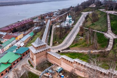 Bulutlu bir sonbahar gününde Nizhny Novgorod 'un tarihi merkezinin panoramik görüntüsü 