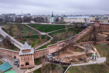 Bulutlu bir sonbahar gününde Nizhny Novgorod 'un tarihi merkezinin panoramik görüntüsü 