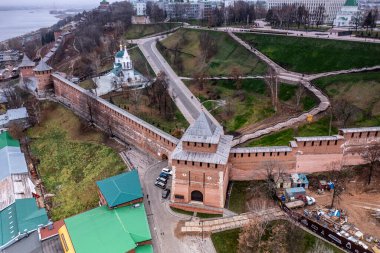 Bulutlu bir sonbahar gününde Nizhny Novgorod 'un tarihi merkezinin panoramik görüntüsü 