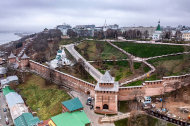Bulutlu bir sonbahar gününde Nizhny Novgorod 'un tarihi merkezinin panoramik görüntüsü 