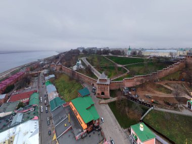 Bulutlu bir sonbahar gününde Nizhny Novgorod 'un tarihi merkezinin panoramik görüntüsü 