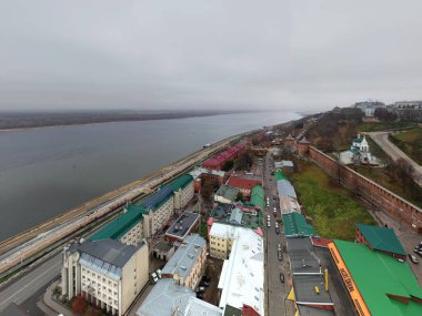 Bulutlu bir sonbahar gününde Nizhny Novgorod 'un tarihi merkezinin panoramik görüntüsü 